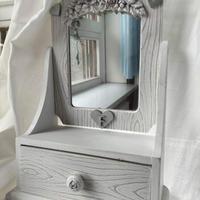 Specchio con cornice in legno e cassetto