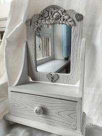 Specchio con cornice in legno e cassetto