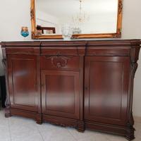 Sala da pranzo con credenza e vetrina