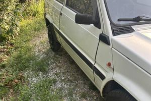 Auto usata secondo proprietario e tenuta bene.