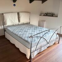 Letto matrimoniale con accessori