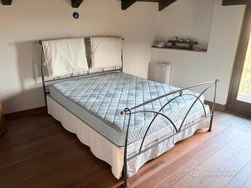 Letto matrimoniale con accessori