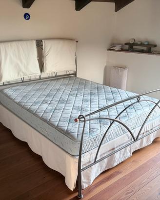 Letto matrimoniale con accessori