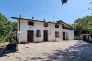 Appartamento su due livelli con corte condominiale