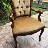 Poltrona classica in legno imbottita in velluto