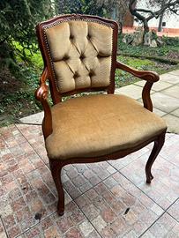 Poltrona classica in legno imbottita in velluto