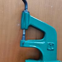 occhiellatrice rivettatrice in metallo 