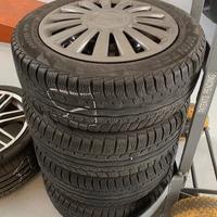 Ruote invernali con cerchi e copri cerchi