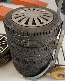 Ruote invernali con cerchi e copri cerchi