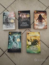 5 libri  dì Percy Jackson 