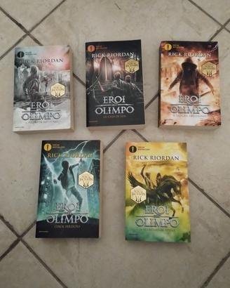 5 libri  dì Percy Jackson 