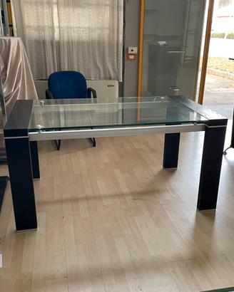 Tavolo con pianake in cristallo
