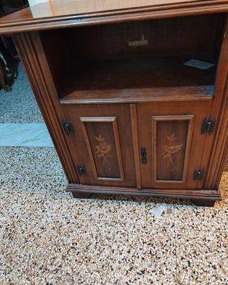 Porta televisione in arte povera 