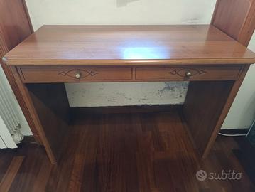 Scrivania Classica in Legno Massiccio con Cassetto
