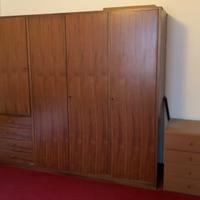 Dono armadio, tavolo con sedie, divano e poltrona