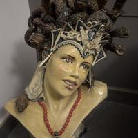 Medusa in ceramica.