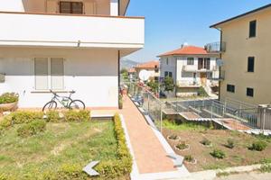 Appartamento nuovo, garage abitabile e giardini