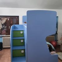 letto a castello con scala contenitore