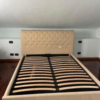 Letto matrimoniale con 2 comodini