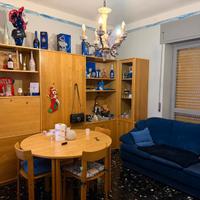sala con letto a scomparsa automatico