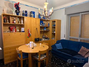 sala con letto a scomparsa automatico