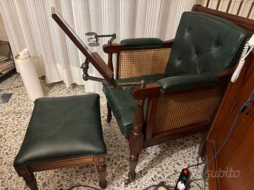 Poltrona da lettura vintage in legno e pelle con l