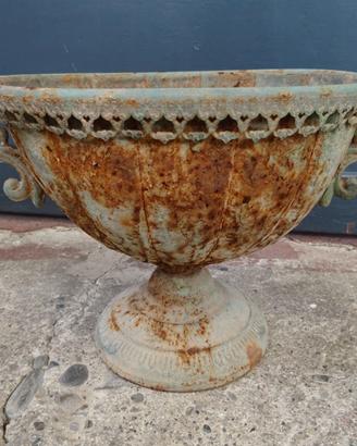 Vaso in metallo con manici