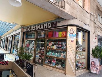 Negozio con 5 vetrine nel cuore del centro