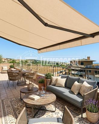 ATTICO CON TERRAZZO, GARAGE E POSTO MOTO PRIVATO.