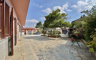 SPLENDIDA VILLA BIFAMILIARE IN CENTRO PAESE!
