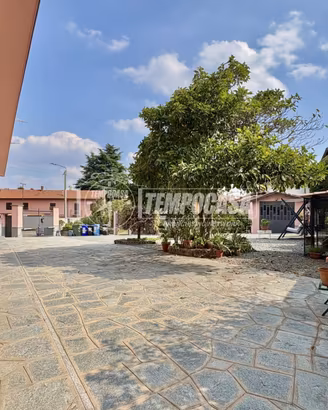 SPLENDIDA VILLA BIFAMILIARE IN CENTRO PAESE!