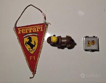 Lotto 4 oggetti da collezione Ferrari - gadget pin