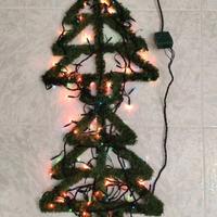 Decorazione natalizia albero di natale con luci