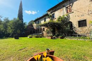 Rustico / Casale di 400 m² con più di 5 locali e b