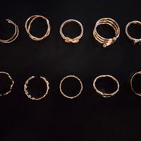 10 anelli di varie dimensioni 