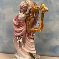 Statua in ceramica con arpa