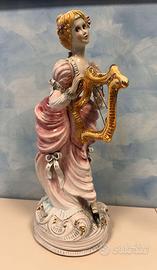 Statua in ceramica con arpa