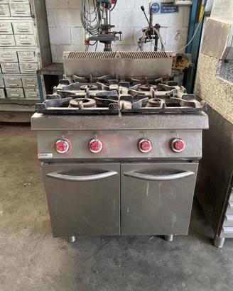 Cucina 4 fuochi professionale