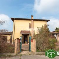VILLA SINGOLA CON BOX, RUSTICO E GIARDINO