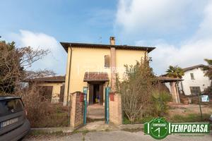 VILLA SINGOLA CON BOX, RUSTICO E GIARDINO