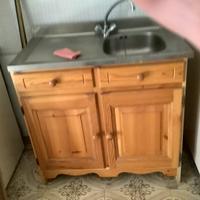 Mobile lavello rustico in legno.