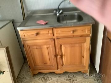 Mobile lavello rustico in legno.