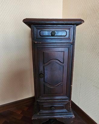 Mobile in legno d'epoca antico