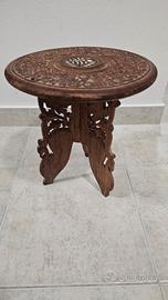 Tavolino in legno intagliato a mano vintage