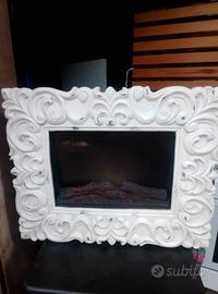 Camino elettrico con cornice bianca stile barocco