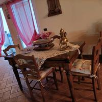 tavolo in legno con sedie in legno