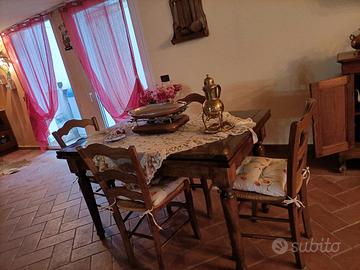 tavolo in legno con sedie in legno