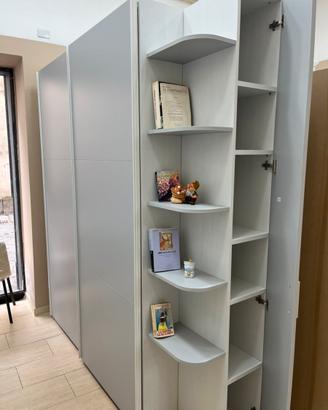 Armadio ante scorrevoli con libreria