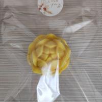 Candela gialla a forma di fiore