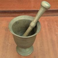 Mortaio con pestello vintage in ottone